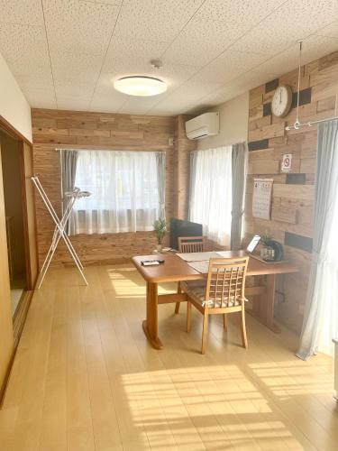 Mikawamachi Apartment | オレンジコーポ 201号室