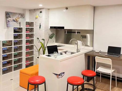 Longhua District Hostel | 蓝奋斗者男生青旅-深圳北站店