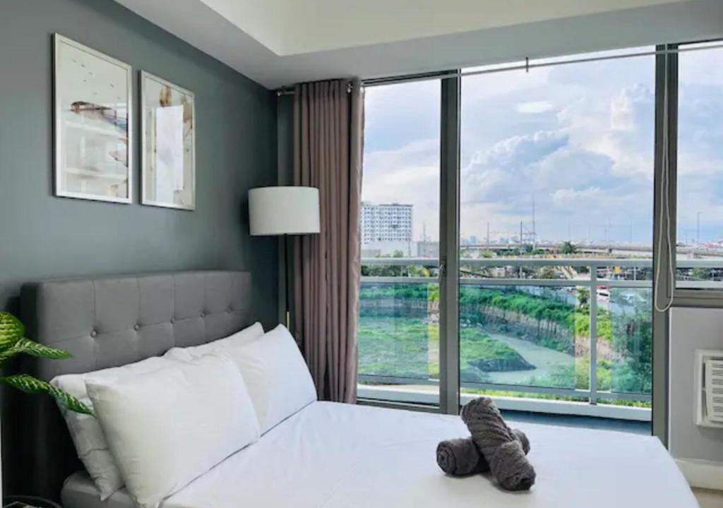 Paranaque Apartment | 1BR Unit with City View @ Bahamas Tower, Azure