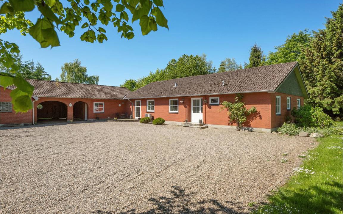 Branderup J House | 210 m² Farmhouse ∙ 5 bedrooms ∙ 10 guests