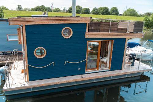 Neuland Boat Rental | 23 m² Houseboat ∙ 1 bedroom ∙ 4 guests
