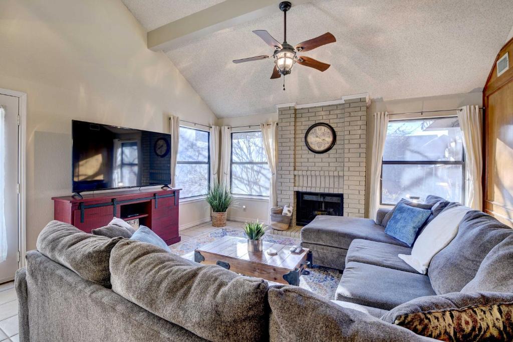 South Arlington House | 4 Mi to Joe Pool Lake Home in Grand Prairie