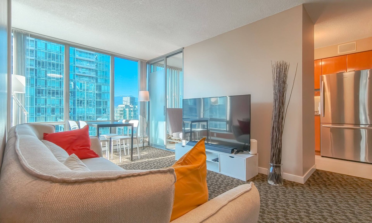 Coal Harbour Condo | (50% OFF) Perfectly Located Condo for Exploring DT Vancouver | Walk to Robson St