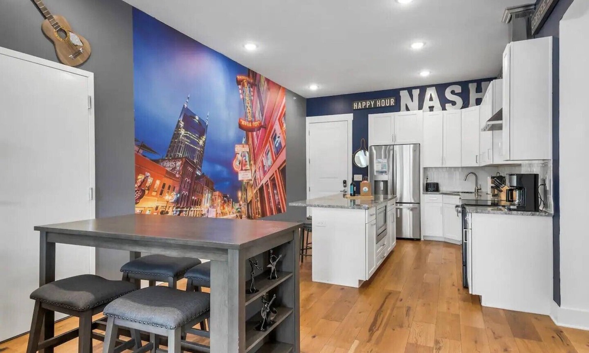Inglewood Condo | 6bed/3bath ~14mins to Broadway/5mins to the Opry ~ Onsite gym/balcony