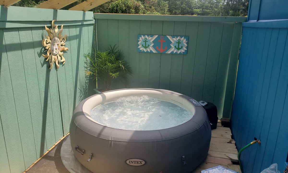 Stokes House | Adorable Tiny House that's pet friendly! HOT TUB. Walk to popular wedding venue.