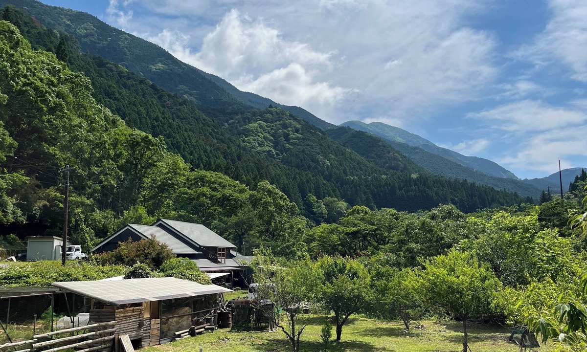 Matsusaka House | An old house with a spacious kitchen surrounded by mountains and clear streams