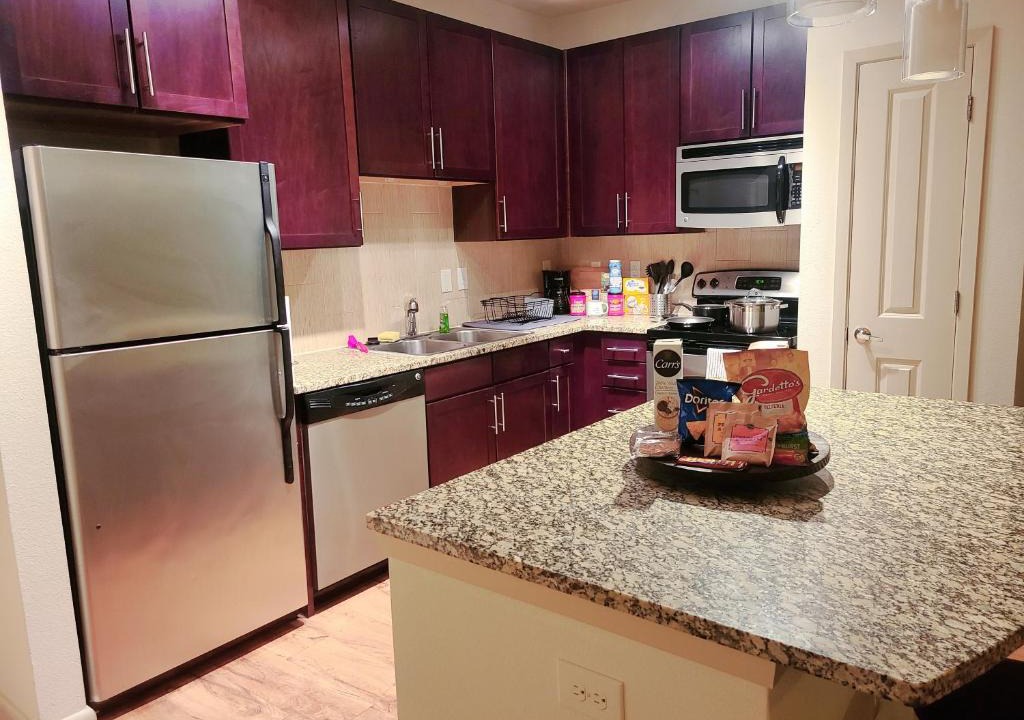 Montrose Apartment | Beautiful Apartment Near Downtown