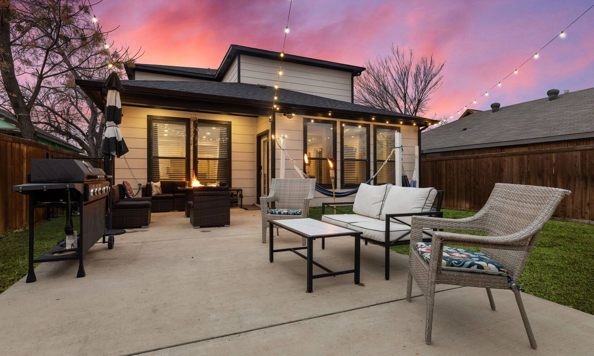 West Dallas House | BOOK TODAY! King Bed with Hot Tub, FirePit, BBQ, Large yard, Garage!