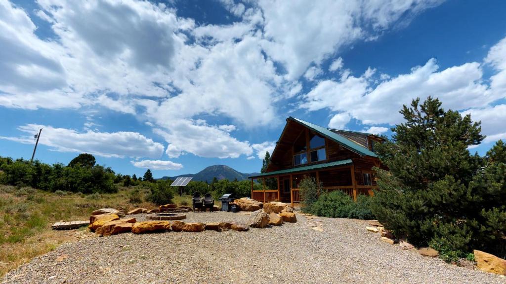 Monticello House | Canyon View Family Cabin, Deck, TV Room, Games, BBQ, Campfire
