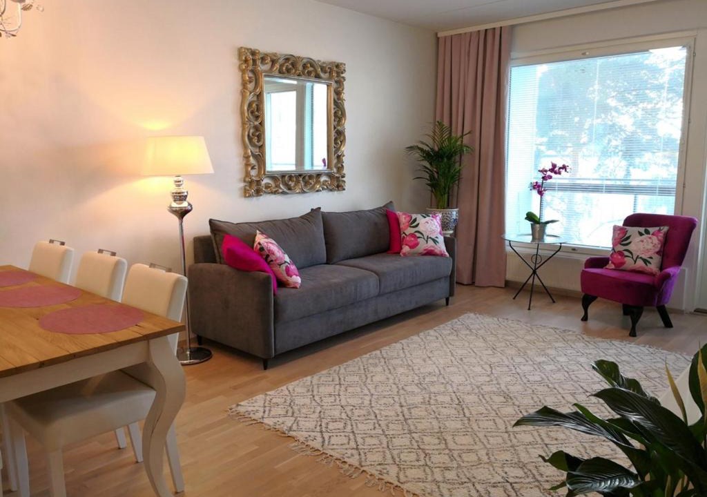 Tikkurila Apartment | Charming Pine View Apartment