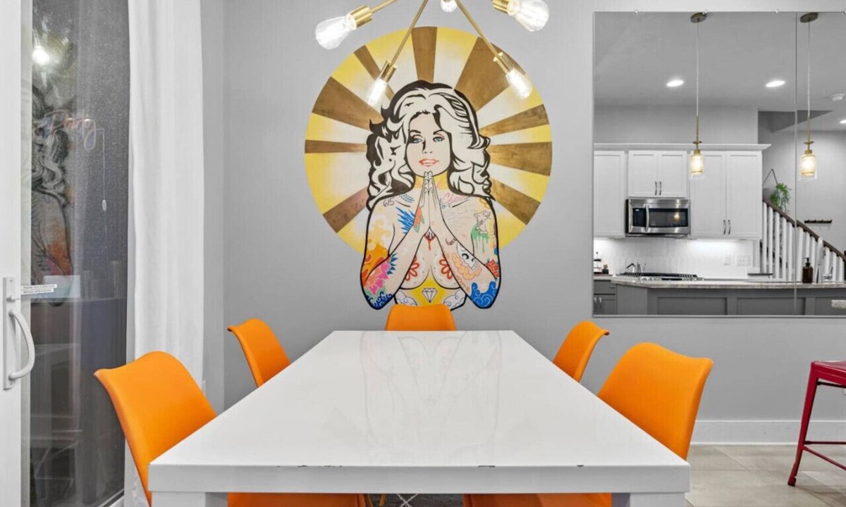 Hadley - Washington Condo | City Dreams|Broadway|Designer|Bachelorette|Couples|Friends|Girl Trips