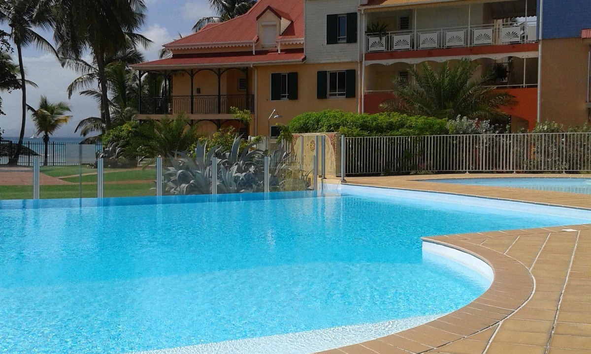 Bas du Fort Apartment | Comfortable T3 with pool and beach