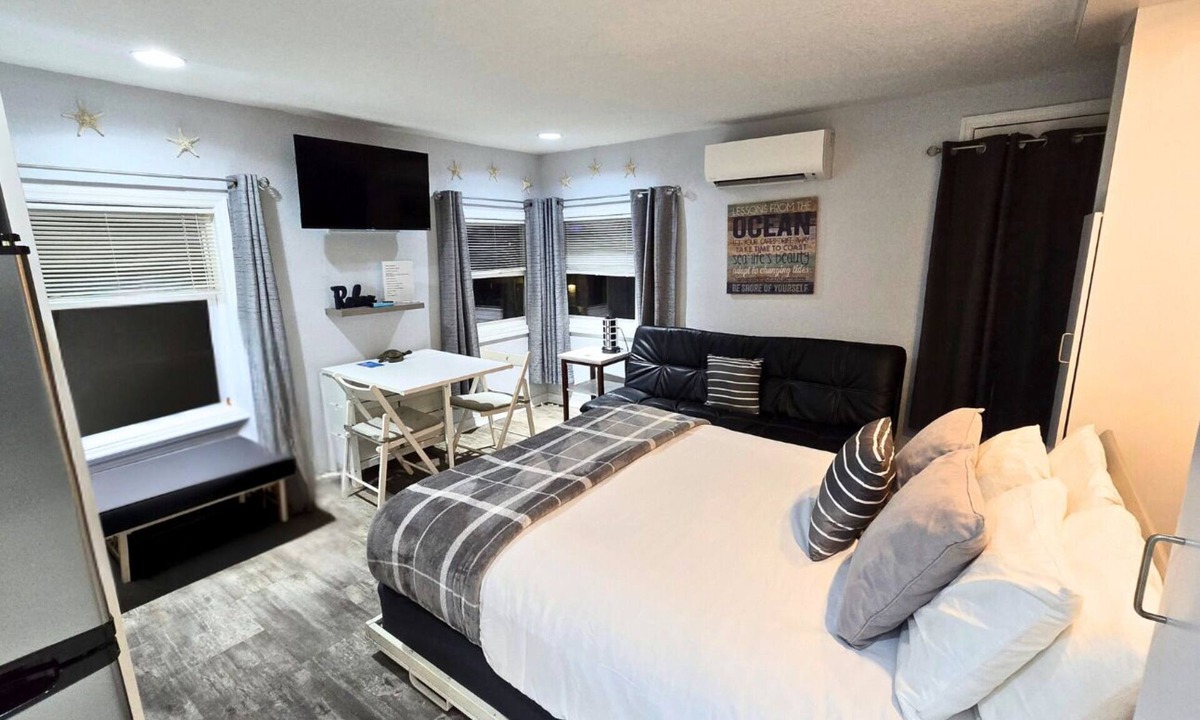 Clearwater Beach Apartment | Cozy Clearwater Beach Studio-Steps to Sand- Free Parking