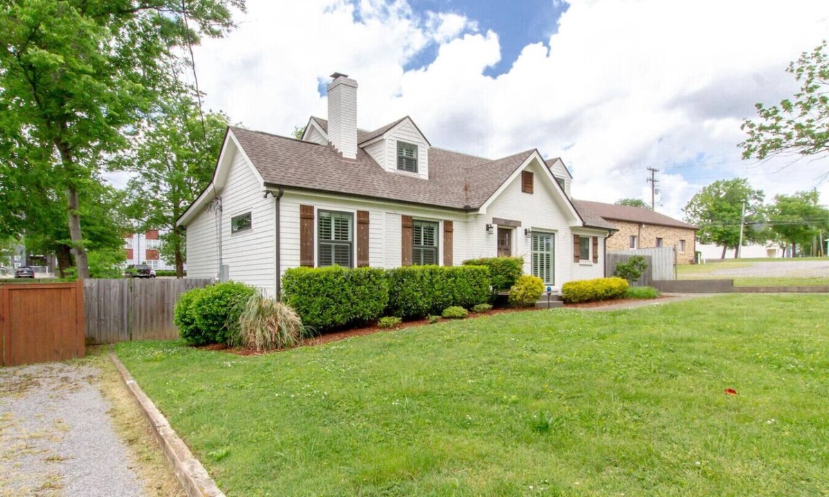 Inglewood Apartment | East Nashville Paradise - Large Backyard