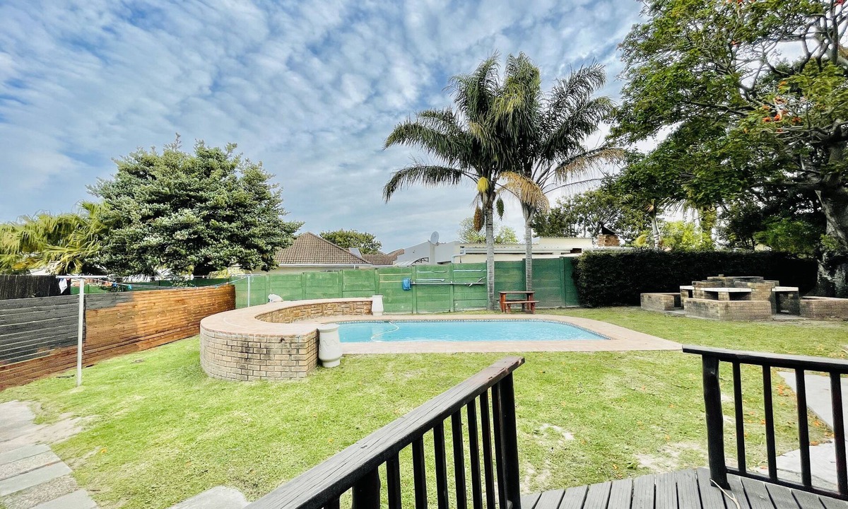 Beacon Bay House | Entire House in Beacon Bay - Golden Location