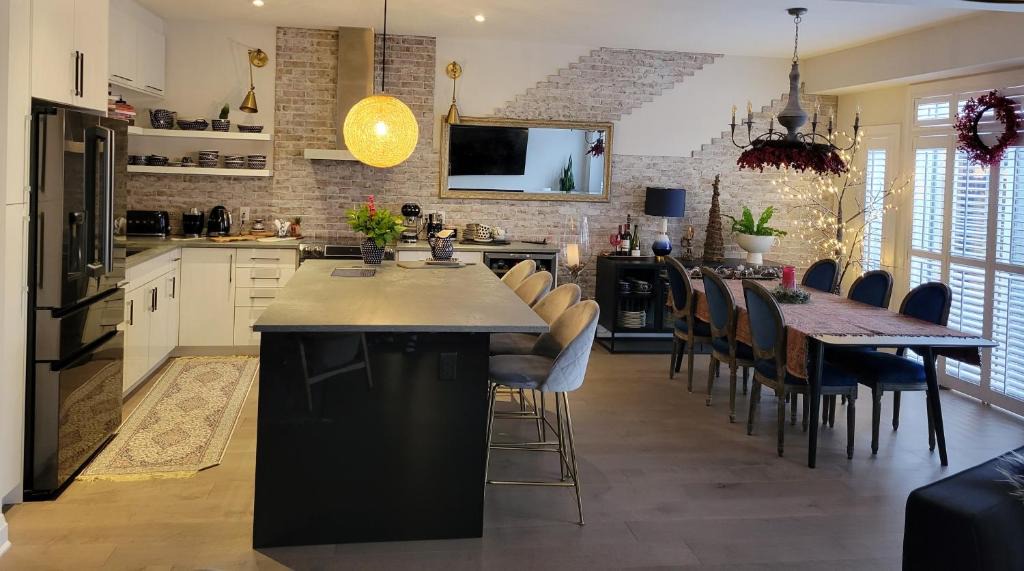 Waterloo Villa | Exclusive Townhome near West-Side Trails