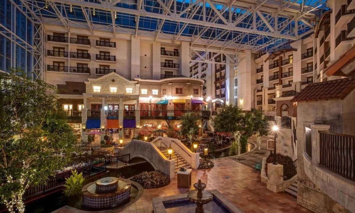 Grapevine Apartment | Featuring a 10-acre outdoor pool facility and a European-style spa .