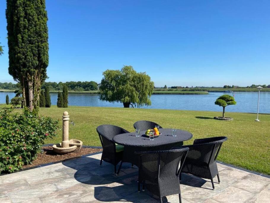 Bullenhausen Villa | Hamburg Beach House