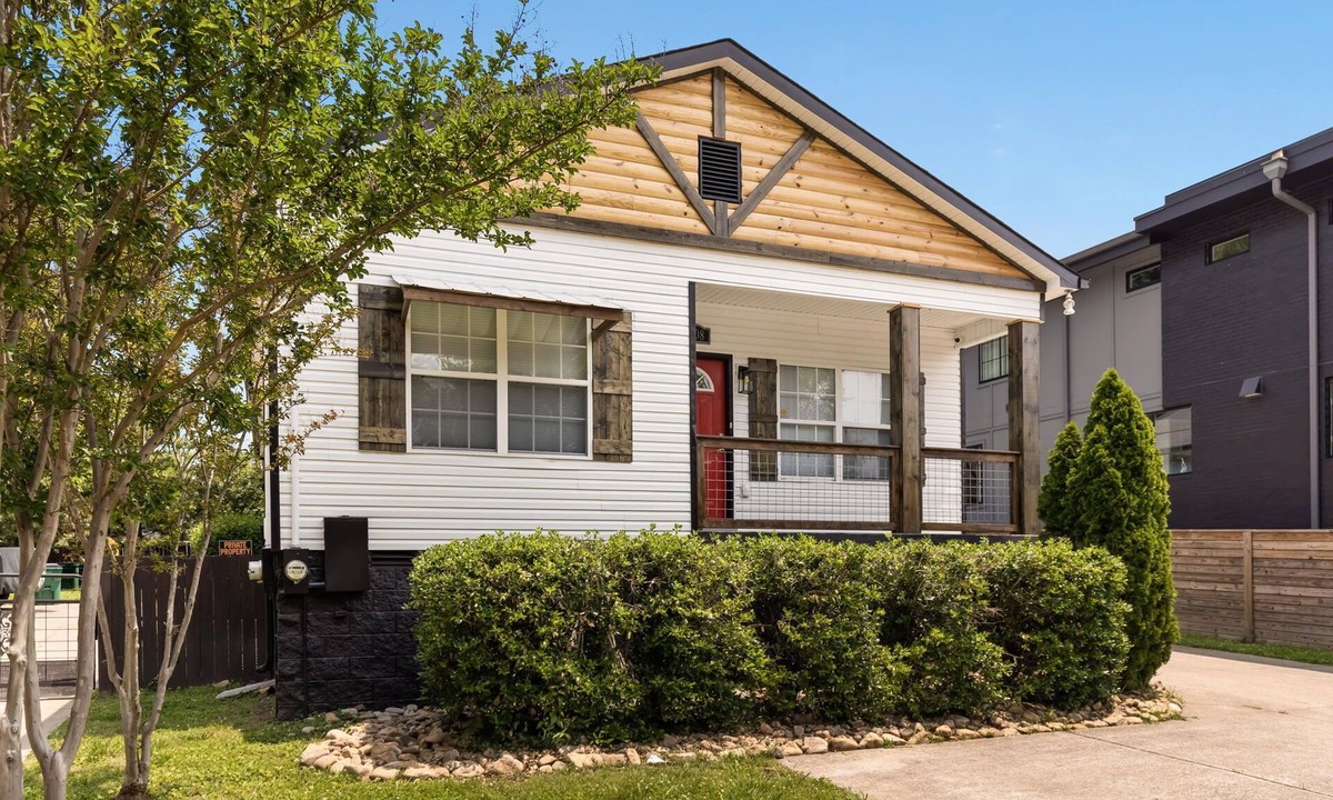 Buena Vista House | Location, location, location! Close to the action & plenty of space!