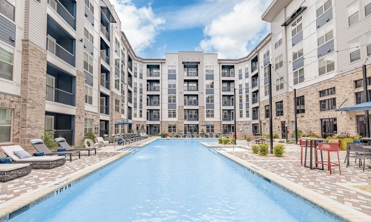 Crestline Heights Apartment | Luxury Apartment - Pool, Restaurants & Shopping
