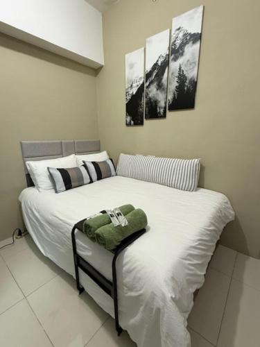 Salcedo Village Apartment | Makati Studio with WiFi, Kitchen