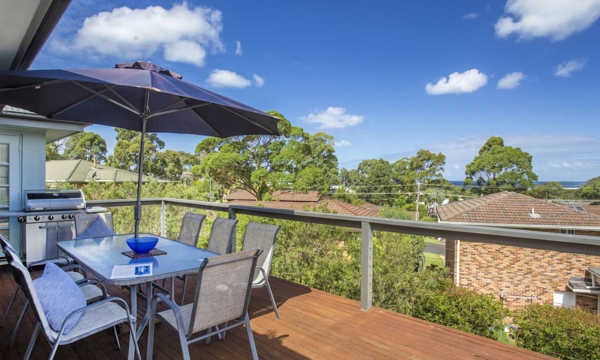 Mollymook Beach House | McGrath welcomes you to Hook Wine And Sinker