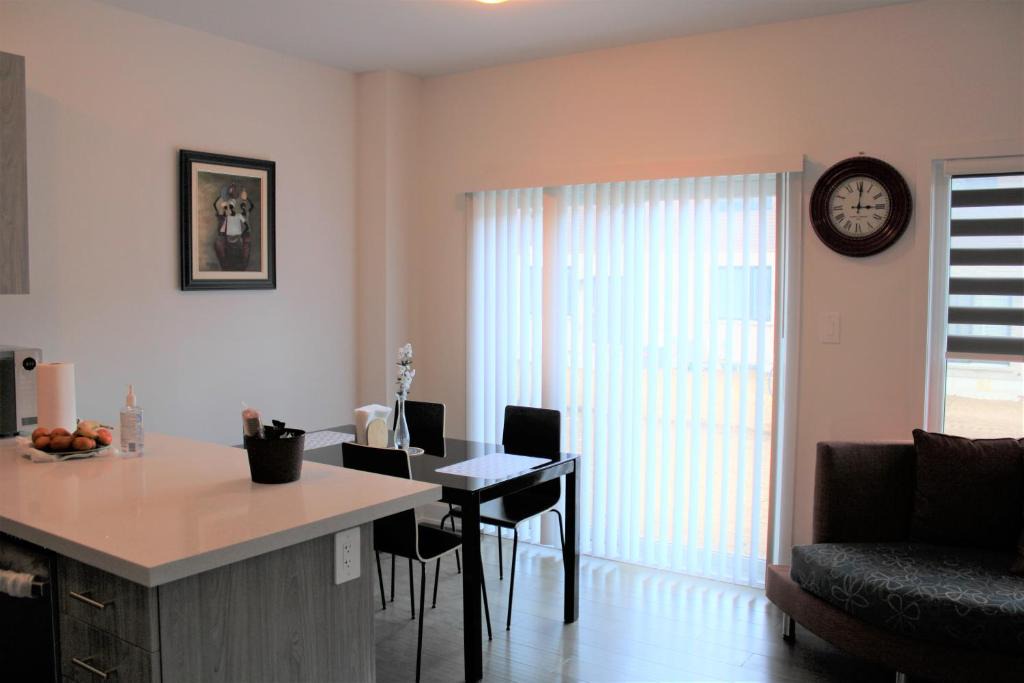 Barrie House | Modern Town House Barrie South