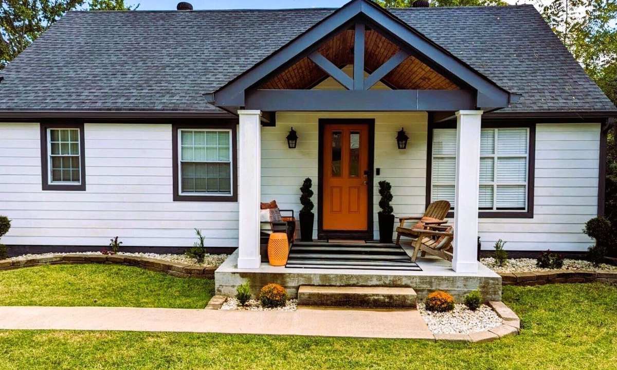 Inglewood House | NASHVILLE RETREAT! 8 BEDS, 12 PPL, 4 Rooms, 2.5Bath, GAMES, FIREPIT, YARD, GRILL