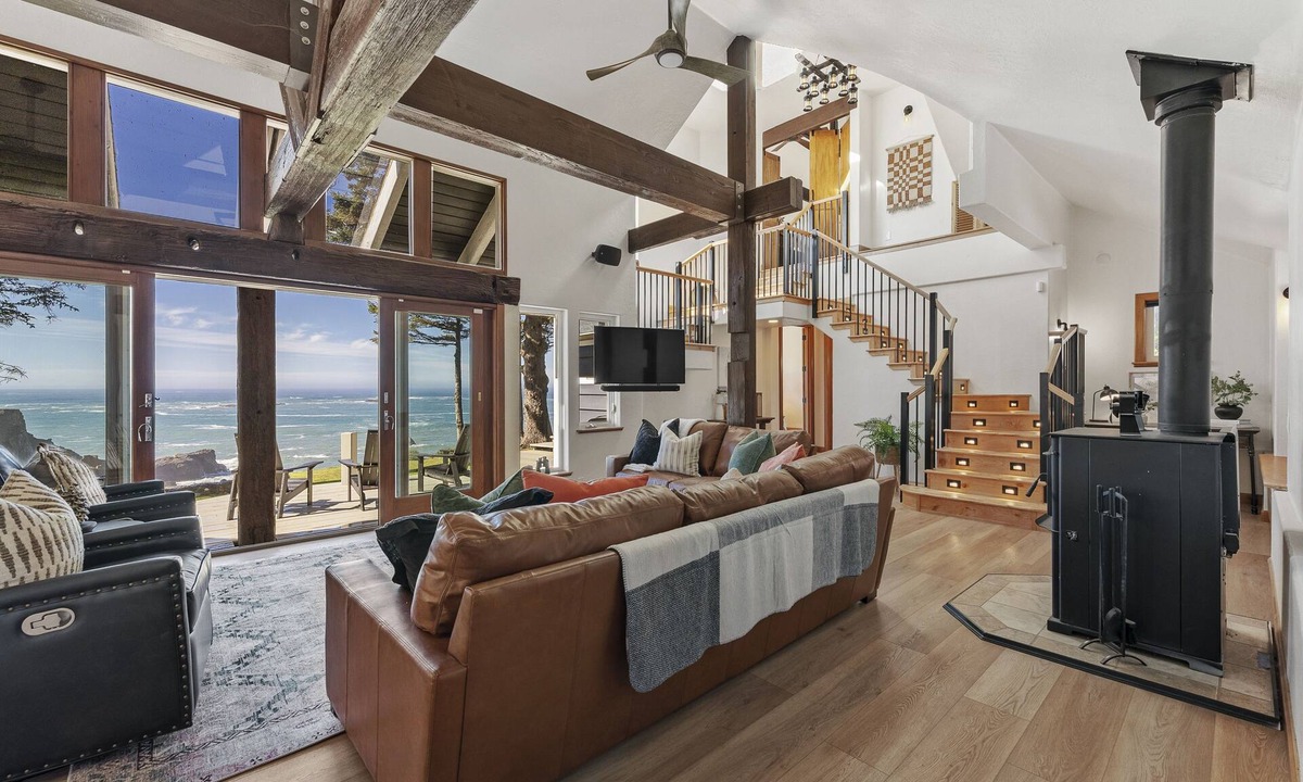 Gold Beach House | Oceanfront escape with beach access, private hot tub and game room