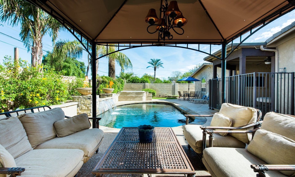 Sherwood Towne House | ⭐️ Outdoor Oasis - Heated Pool + Spa Near Old Town
