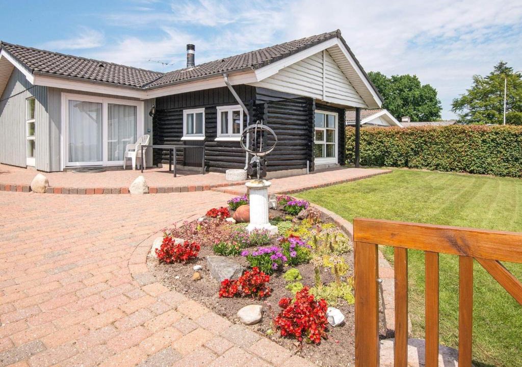 Bjert House | Quaint Holiday Home in Bjert with Beach Nearby