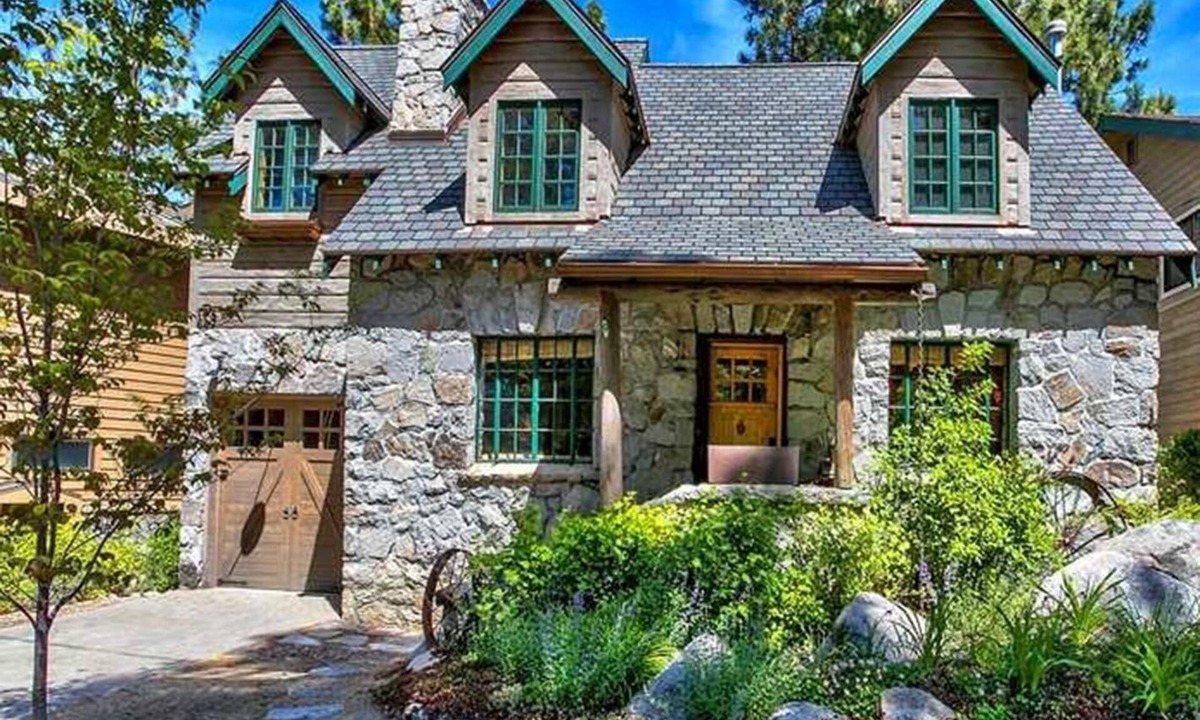 Elk Point House | Quintessential Tahoe Cabin, Private beach, kayaks, Max Occ 4 adults 2 kids