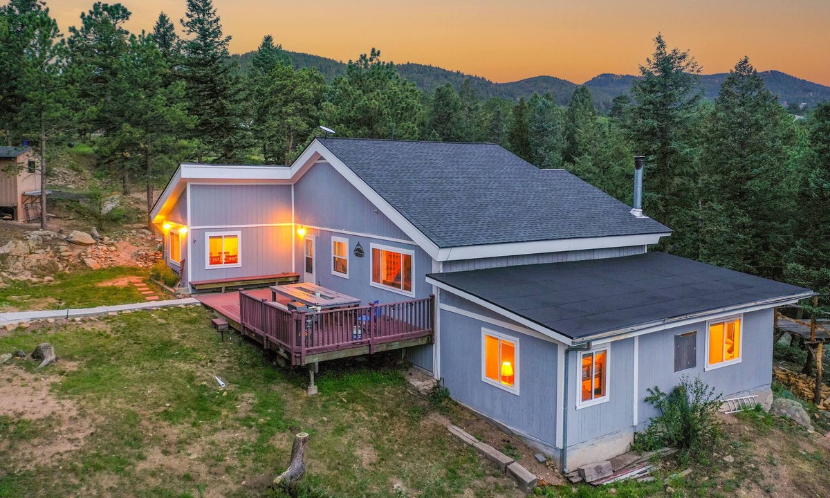 Coal Creek Canyon House | ⛰️Secluded Modern Mountain Lodge w/Mtn Views/Game Room🕹️/Deck
