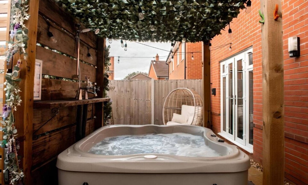 Southampton House | Spacious & Stylish House ~ Prime Location ~ HotTub