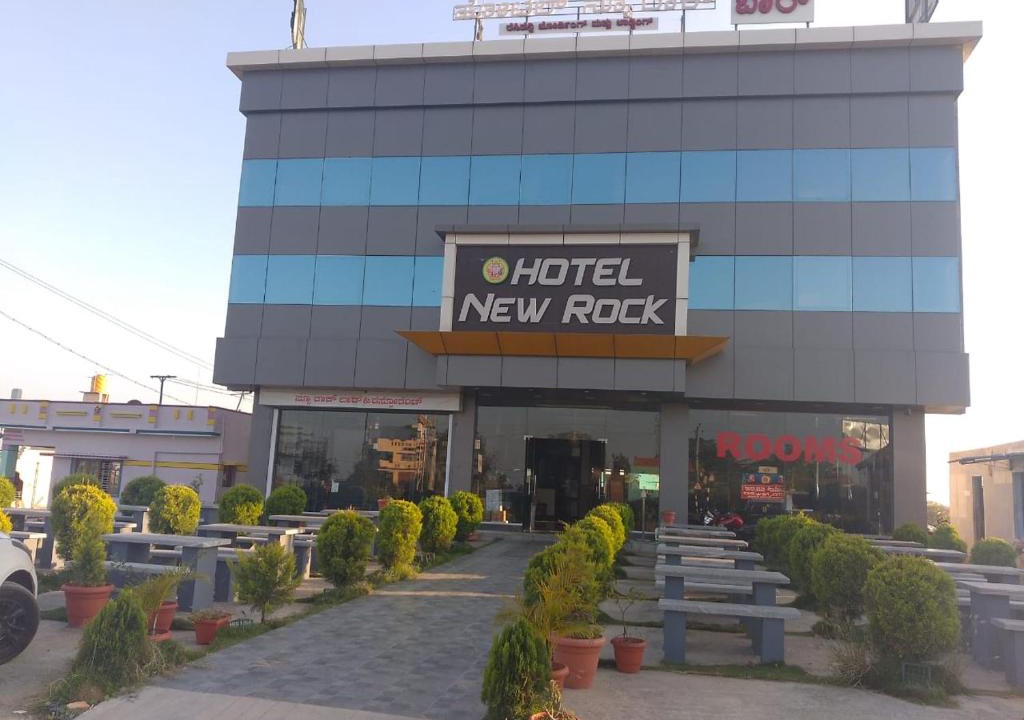 Channarayapattana Hotel | STAYMAKER The New Rock Hotel