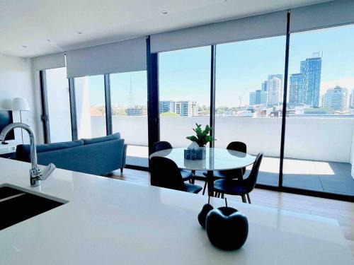 Chatswood CBD Apartment | Stylish Chatswood 2BR Apartment with 3 Beds, Gym, Near Metro