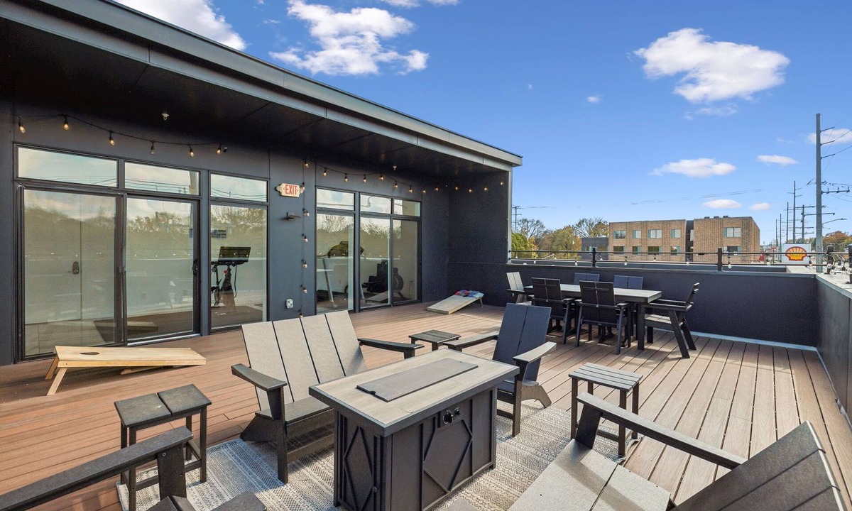 Inglewood Condo | The Crazy Town Condo- 13 minutes from Broadway, Great for Groups w Free Parking, Gym, Rooftop