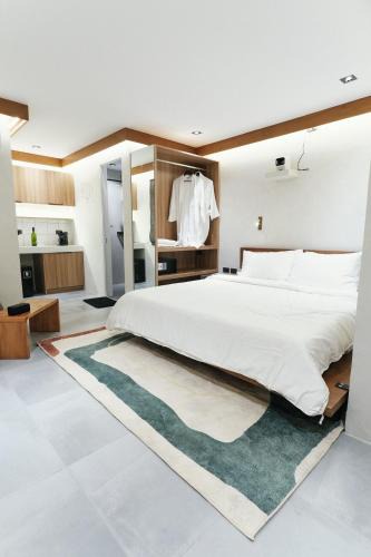 Makati Apartment | The Kin House - Stay in Art Poblacion