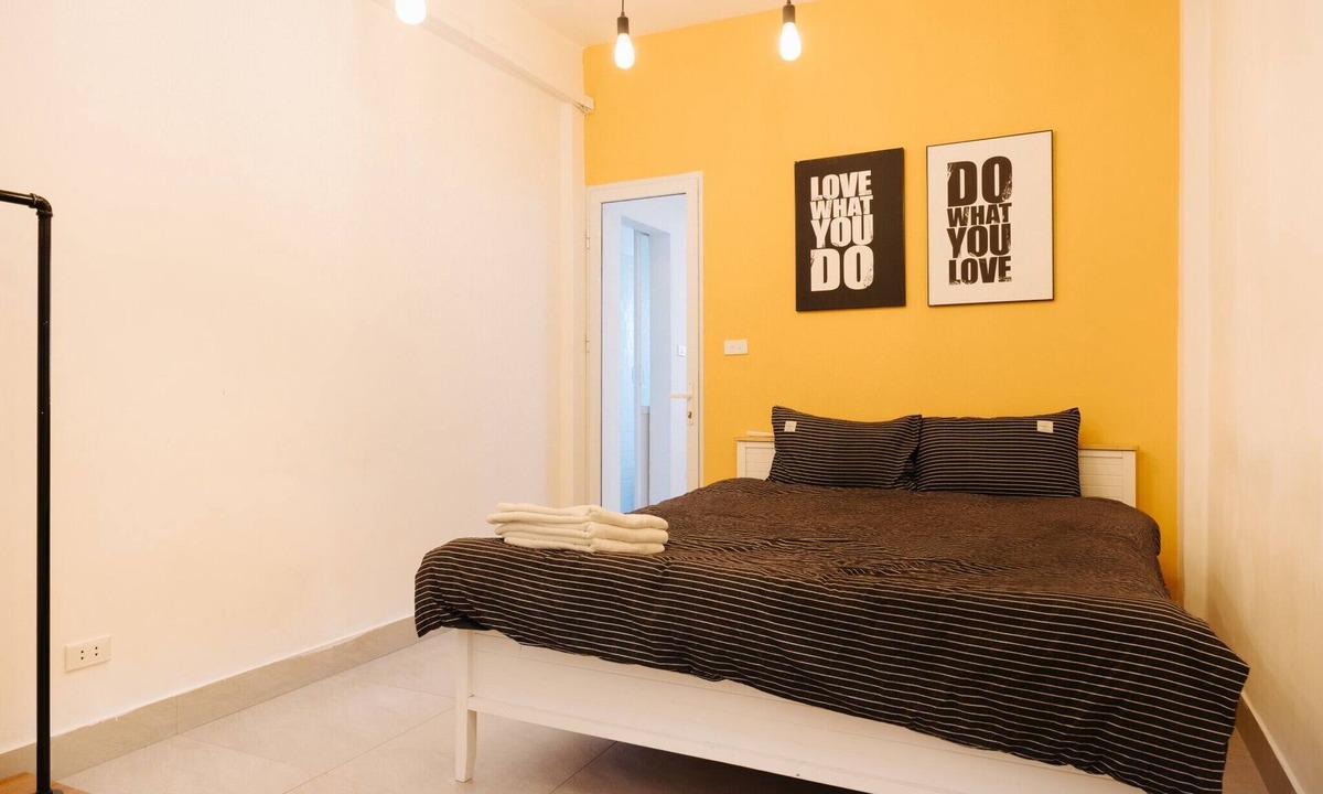 Old Quarter Apartment | UINQUE Railway View Apartment - SPACIOUS & PRIVATE