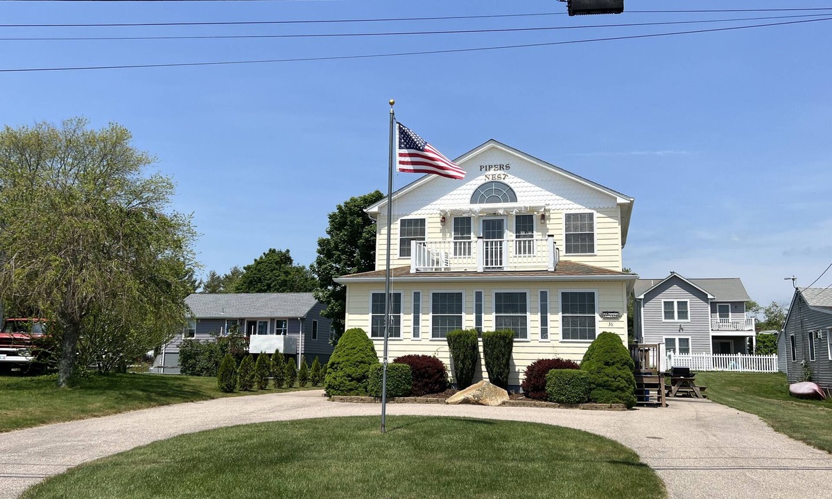 Snug Harbor House | Water View " THE PIPERS NEST " - minutes to the beach, located in Snug harbour !