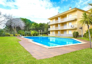 1CEN A2 -Basic apartment with communal garden and pool, only 800m from the beach of Llafranc