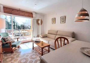 1CEN A3 -Basic Apartment with communal garden and pool, only 800m from the beach of Llafranc