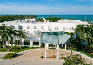 Adventure Awaits! Three Comfy Units Near Beaches, Pool and Adventure