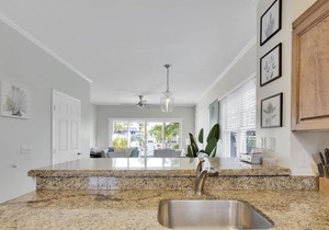 Canalside 2BR/2.5BA Conch Villa 7027 with Spa Tub: Village at Hawks Cay Villas