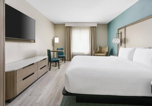 Comfort and Convenience! Relaxing Room w/King Bed, FREE Breakfast, Pool