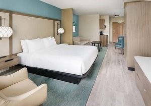 Comfort and Convenience! Relaxing Room w/King Bed, FREE Breakfast, Pool
