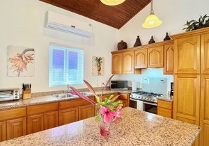 Cozy Condo @Sunset Villas, West End