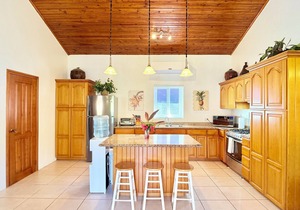 Cozy Condo @Sunset Villas, West End