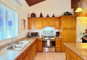 Cozy Condo @Sunset Villas, West End