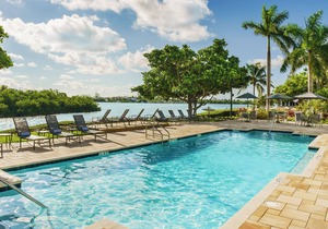Family & Friends Getaway! 2 Convenient Units, Free Breakfast, Outdoor Pool
